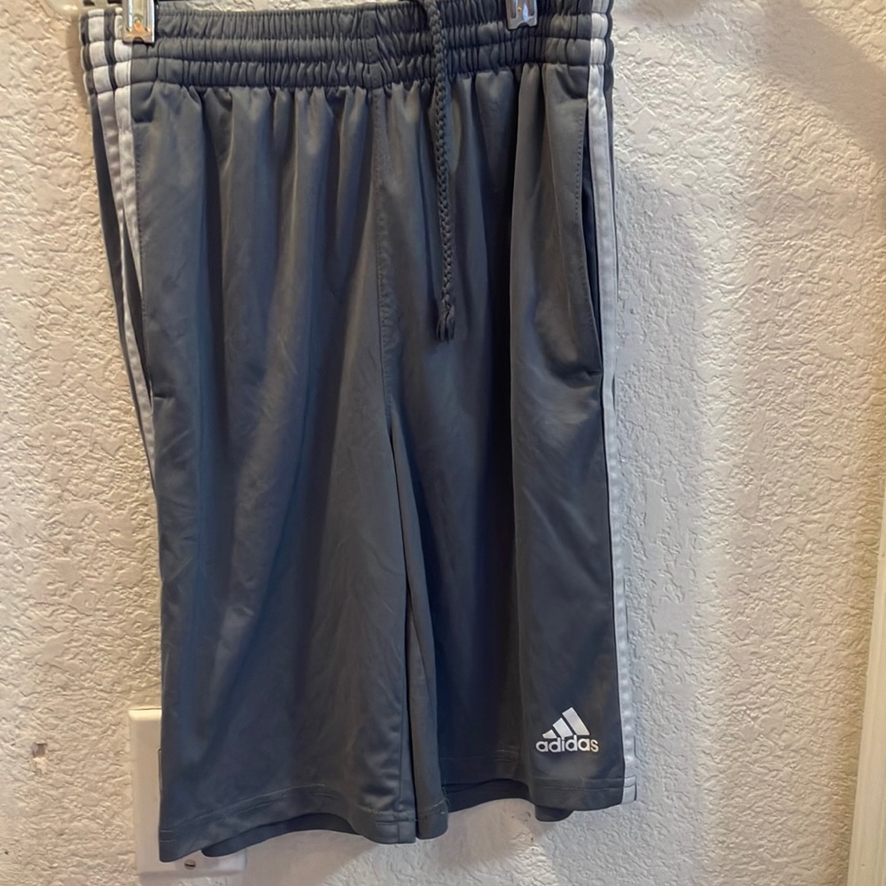 FINAL MARKDOWN Children’s adidas shorts medium